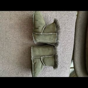 Bearpaws- fur lined size infant medium.